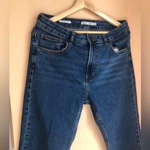 Never worn blue washed straight leg cropped jeans.
